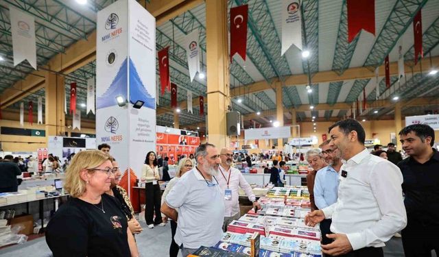 Denizli Kitap Fuarında yazar yağmuru sürüyor