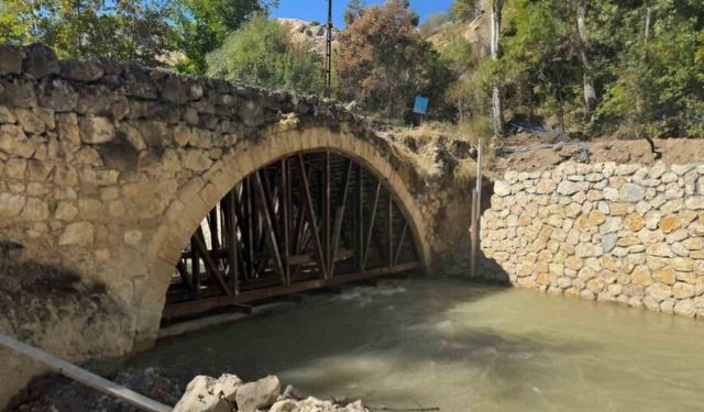 Depremin tahrip ettiği 300 yıllık tarihi köprü ayağa kaldırılıyor