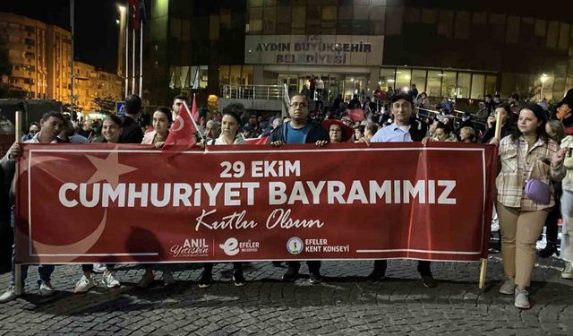 Efeler Belediyesi, ‘Cumhuriyet Bayramı’nı fener alayı ile taçlandırdı