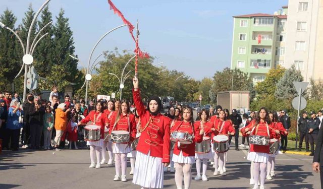 Ellerinde bayraklarla Cumhuriyet için yürüdüler