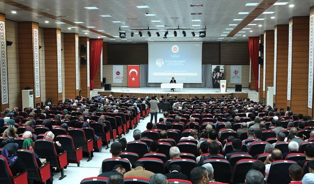 Erzincan’da “Peygamberimiz ve Şahsiyet İnşası” konulu konferans düzenlendi