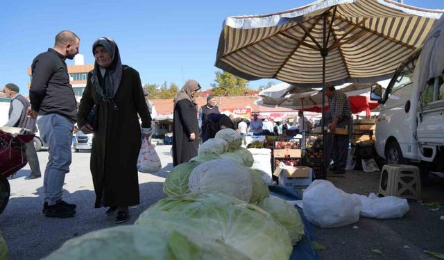 Erzincan’da turşuluk ve yemeklik lahanalar tezgahta yerini aldı