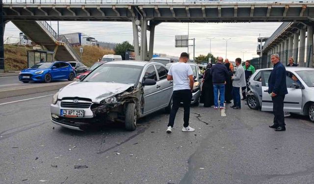 Esenyurt E-5 karayolunda 4 araç zincirleme kazaya karıştı: 1 yaralı