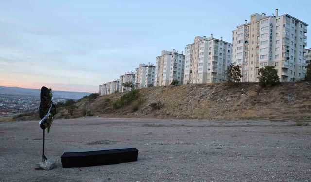 Eskişehir’de arazinin ortasına bırakılan tabut ve çelenk görenleri tedirgin etti