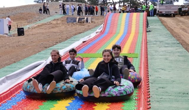 Gedizli öğrenciler Türkiye’nin en uzun renkli kaydırağında unutulmaz bir gün geçirdi