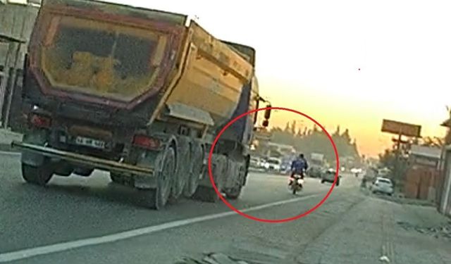 Hafriyat kamyonunu sağdan solluyan motorcu, ön kaldırarak canını hiçe saydı: O anlar kamerada