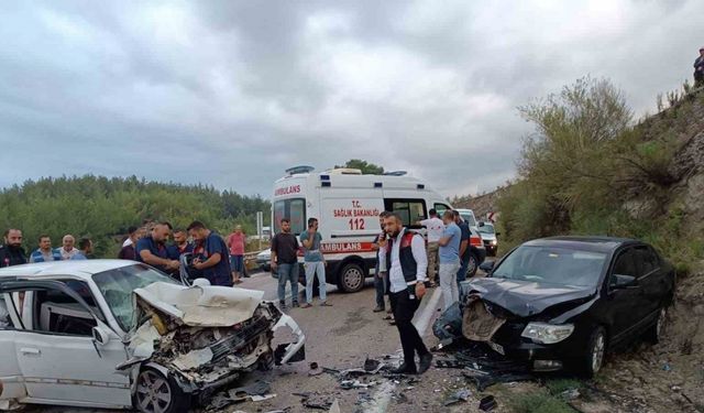 İki otomobil kafa kafaya çarpıştı: 1 ölü, 1 yaralı