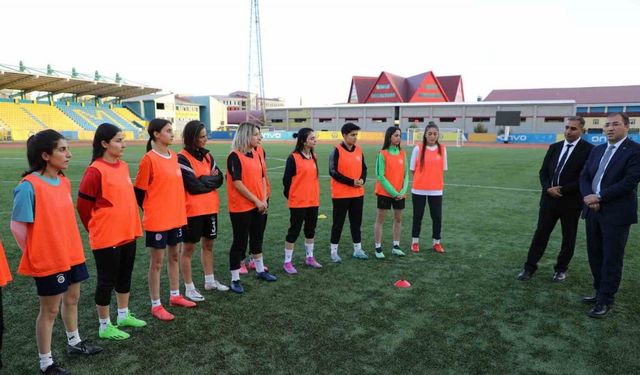 İl Müdürü Çelebi, Kadın Futbol Takımını ziyaret etti