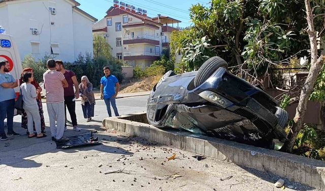 İstinat duvarına çarptı, bahçeye uçup ters döndü