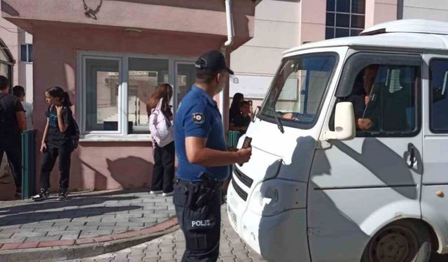 Jandarma ve polis ekipleri okul servislerini denetledi