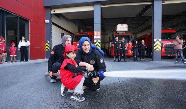 Kahramanmaraş Büyükşehir Belediyesi İtfaiyesi ‘özel itfaiyecilere’ kapılarını açtı