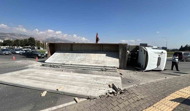 Kahramanmaraş’ta beton duvar blokları taşıyan tır yan yattı