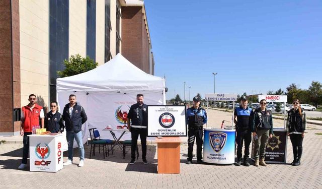 Kars’ta polis üniversite öğrencilerini bilgilendiriyor