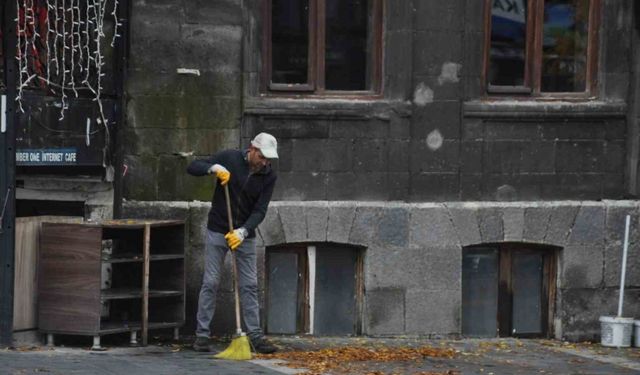 Kars’ta temizlik işçilerinin yaprak mesaisi başladı