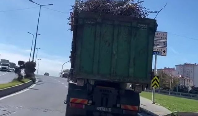 Kasasından dışarı taşan demirle seyreden kamyon kamerada