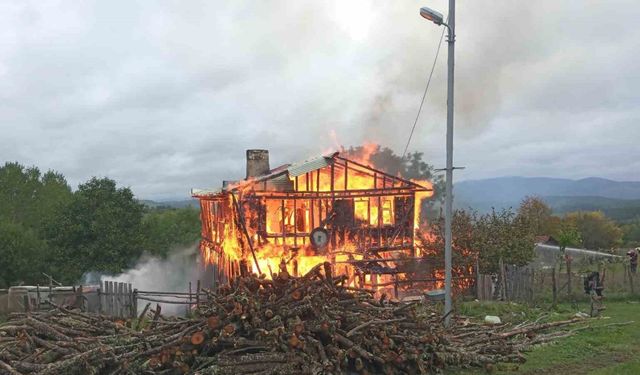 Kastamonu’da iki katlı ahşap ev çıkan yangında küle döndü