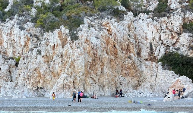 Kayalıklara tırmanan Alman turist metrelerce yükseklikten düşerek hayatını kaybetti