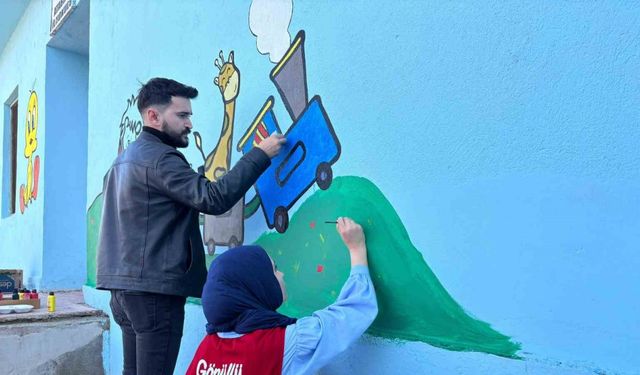 Kızılay gönüllülerinden Atabindi Köyü İlkokulu’na renkli dokunuş