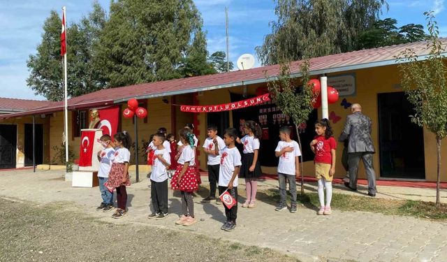 Köy okulundaki çocukların Cumhuriyet Bayramı coşkusu