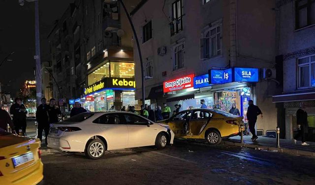 Küçükçekmece’de otomobilin taksiye çarptığı anlar kamerada: 3 yaralı