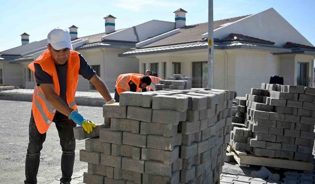 Kuşadası’nda yol yapım çalışmaları Türkmen Mahellesi’ne yoğunlaştı