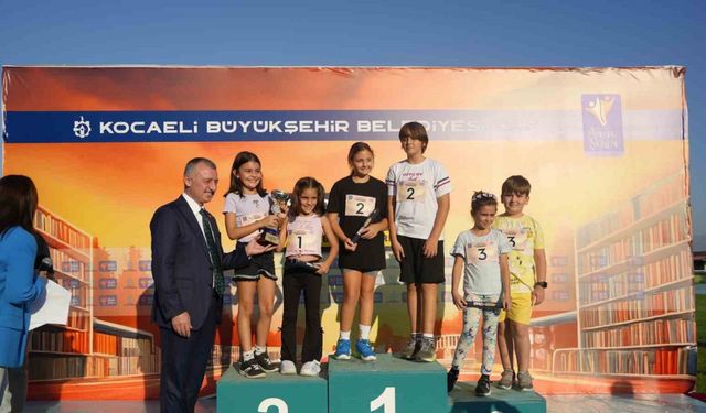 Kuşaklar arası bağları güçlendirmek amacıyla 7’den 70’e atletizm pistinde yarıştılar