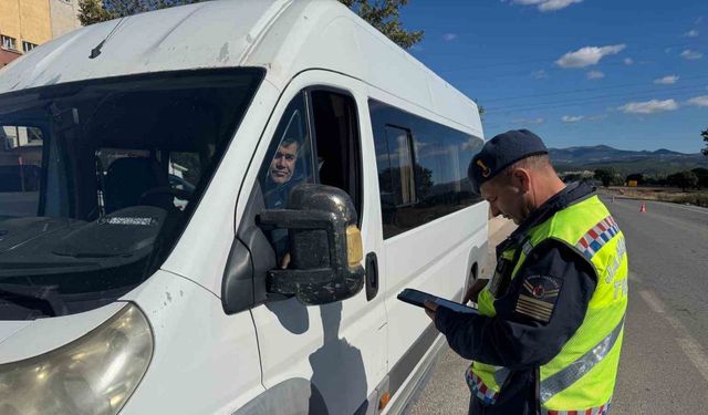 Kütahya Jandarma Trafik Timleri, yük ve yolcu taşıyan araçları denetlendi