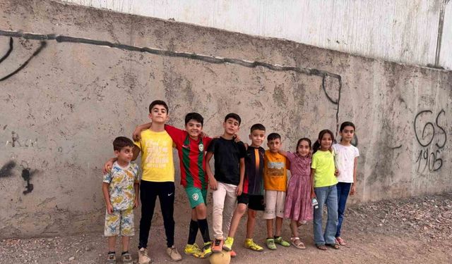 Mardin’de çocuklardan, kaymakam amcalarına halı saha talebi