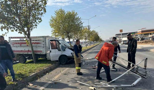 Mardin’de sürücüsünün direksiyon hakimiyetini kaybettiği kamyonet elektrik direğine çarptı