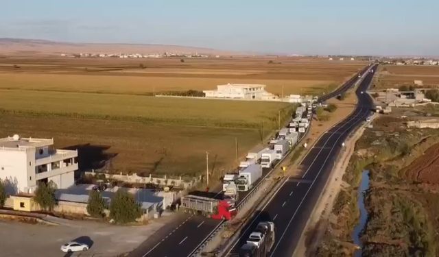 Mardin’de sürücüsünün kontrolünden çıkan tır bariyerlere çarptı