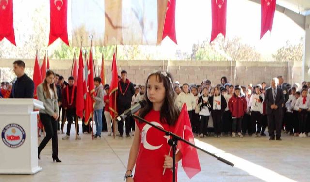 Minik Emine, “Bugün” şiirini okurken gözyaşlarına hakim olamadı