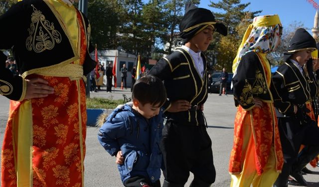 Minik seyirci halk oyunları ekibine eşlik ederek izleyenleri gülümsetti