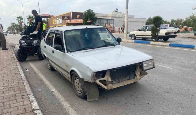 Motosiklet sürücüsü önce otomobile, sonra yayalara çarptı: 3 yaralı