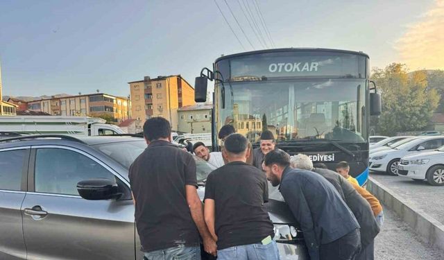 Muş’ta hatalı park edilen aracı vatandaşlar el birliğiyle yerinden kaldırdı