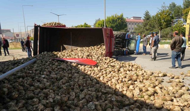 Muş’ta şeker pancarı yüklü traktör devrildi