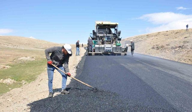 Muş’ta yollar sıcak asfaltla kaplanıyor