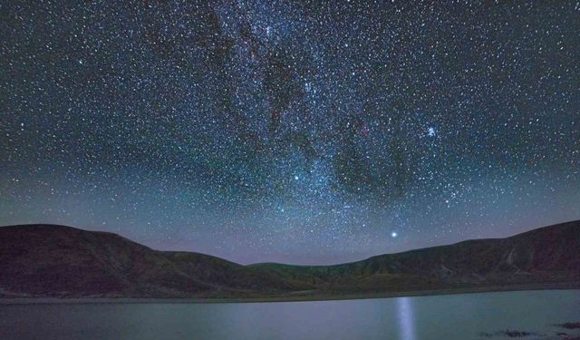 Nemrut’taki göllerle yıldızların buluşması hayran bırakıyor