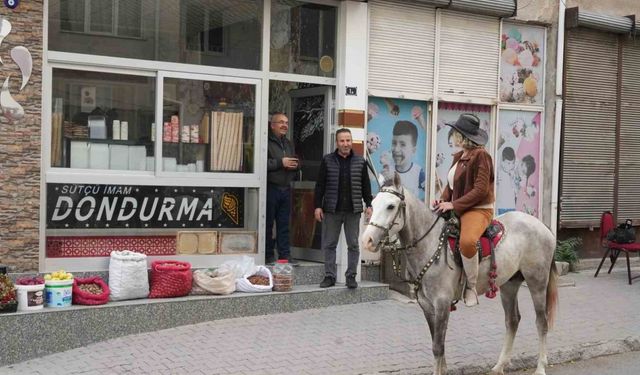 Niğde’nin kadın kovboy muhtarı, atıyla mahalle sakinlerini ziyaret ediyor