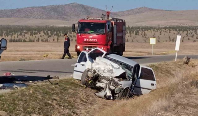 Öğrenci almaya giden servis aracı otomobille çarpıştı 5 kişi ağır yaralandı