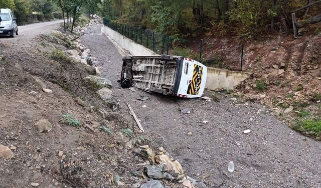 Öğrenci servisi devrildi: 9 yaralı