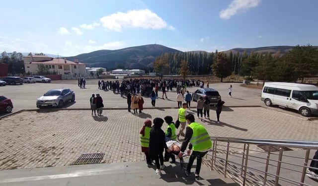 Öğrencilere afet eğitimi verilerek tatbikat yapıldı