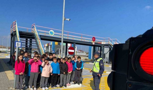 Öğrencilere kapsamlı trafik eğitimi verildi