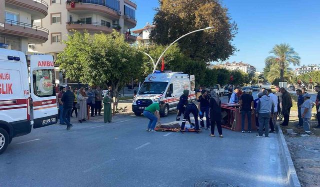 Otomobil, orta refüjdeki yaya geçidini kullanan akülü motosiklete çarptı: 2 yaralı