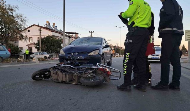 Otomobille çarpışan elektrikli bisiklet sürücüsü gencin ayağı kırıldı