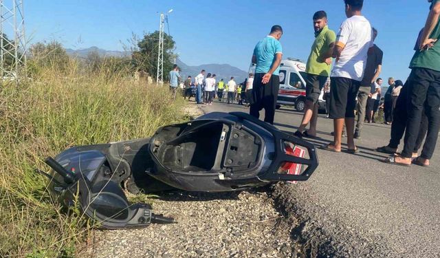 Otomobille çarpışan elektrikli motosikletteki çocuk öldü, kuzeni ağır yaralandı