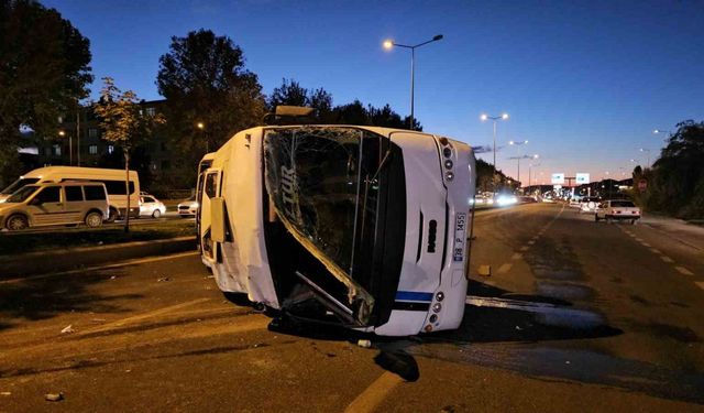 Otomobille çarpışan işçi servisi yan yattı: 2 yaralı