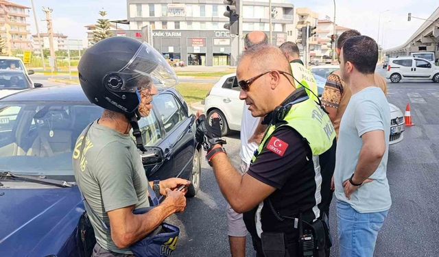 Otomobille çarpışan motosikletli kendisini iyi hissetmeyip hastaneye kaldırıldı