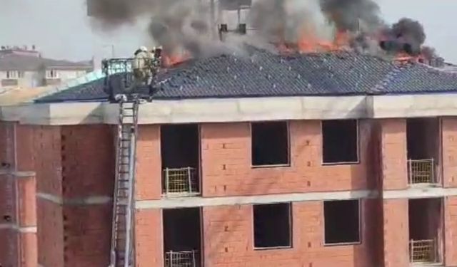 Pendik’te inşaat halindeki bir binanın çatısındaki yangını bir vatandaş hortumla söndürmeye çalıştı