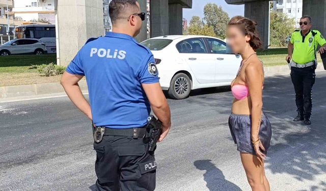 Polis ekiplerinin trafikteki bikinili genç kadınla imtihanı