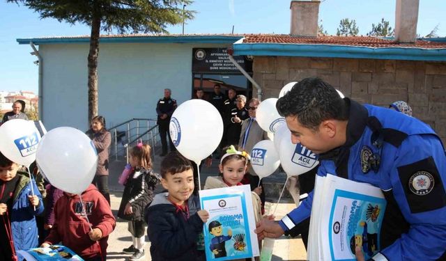 Polisler miniklere mesleklerini anlattı